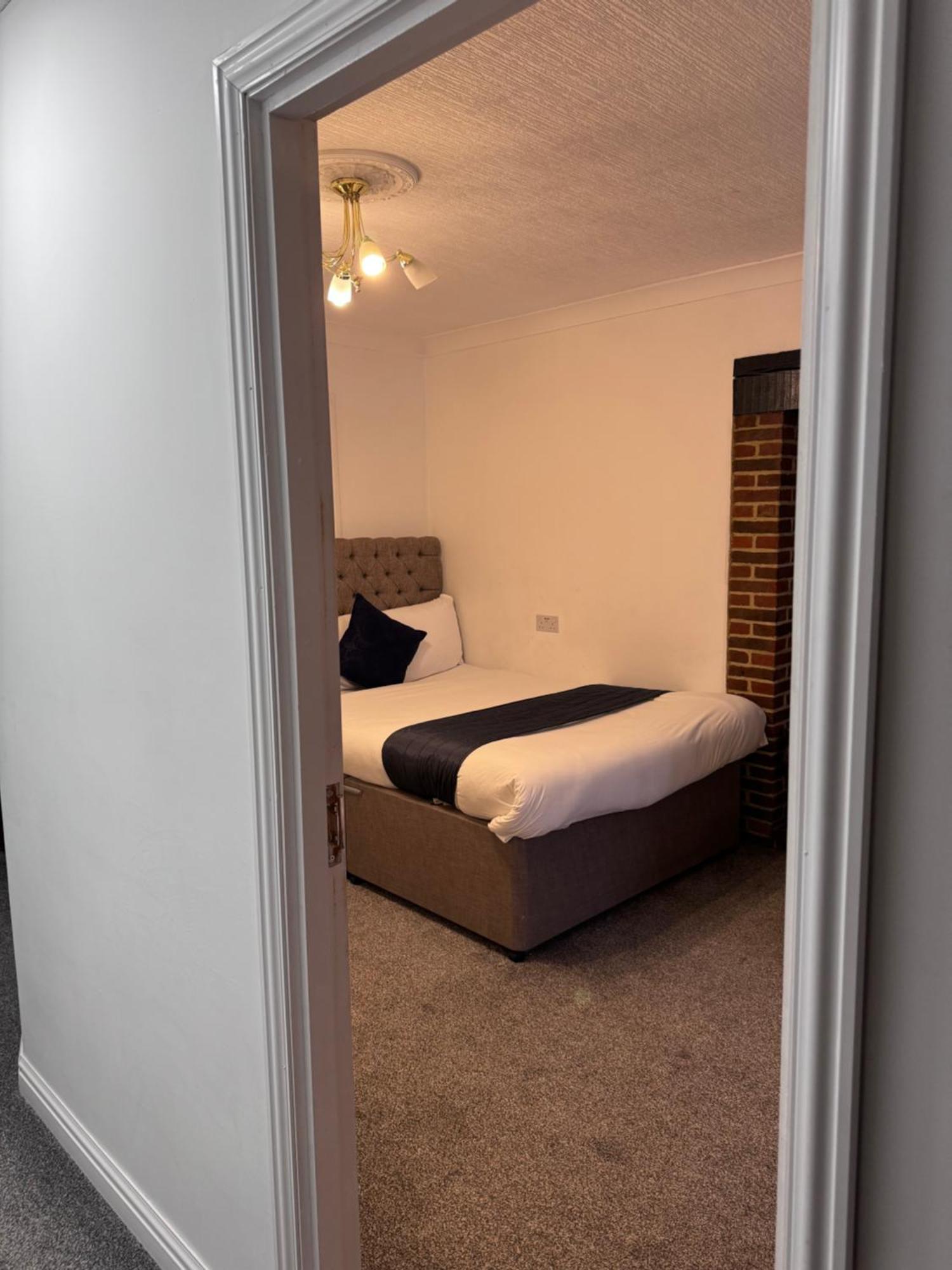 All Seasons Gatwick Guest House & Parking Horley Buitenkant foto