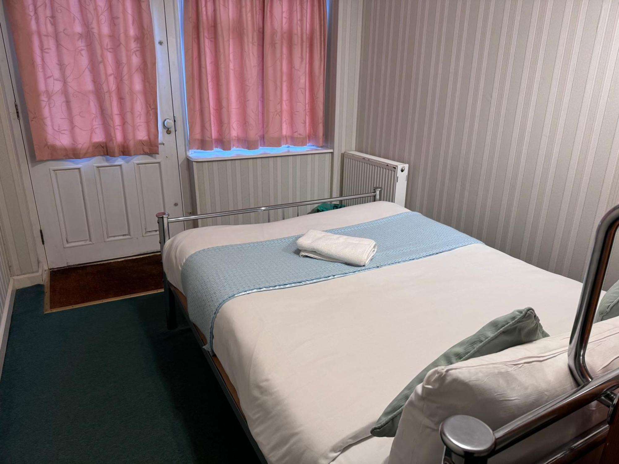 All Seasons Gatwick Guest House & Parking Horley Buitenkant foto