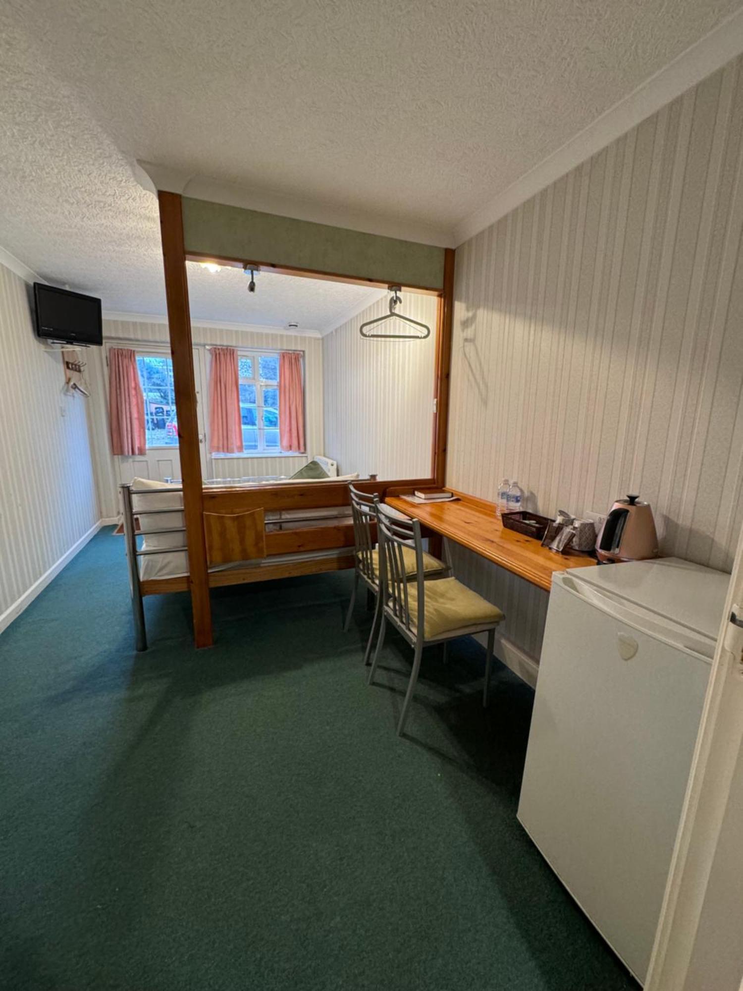All Seasons Gatwick Guest House & Parking Horley Buitenkant foto
