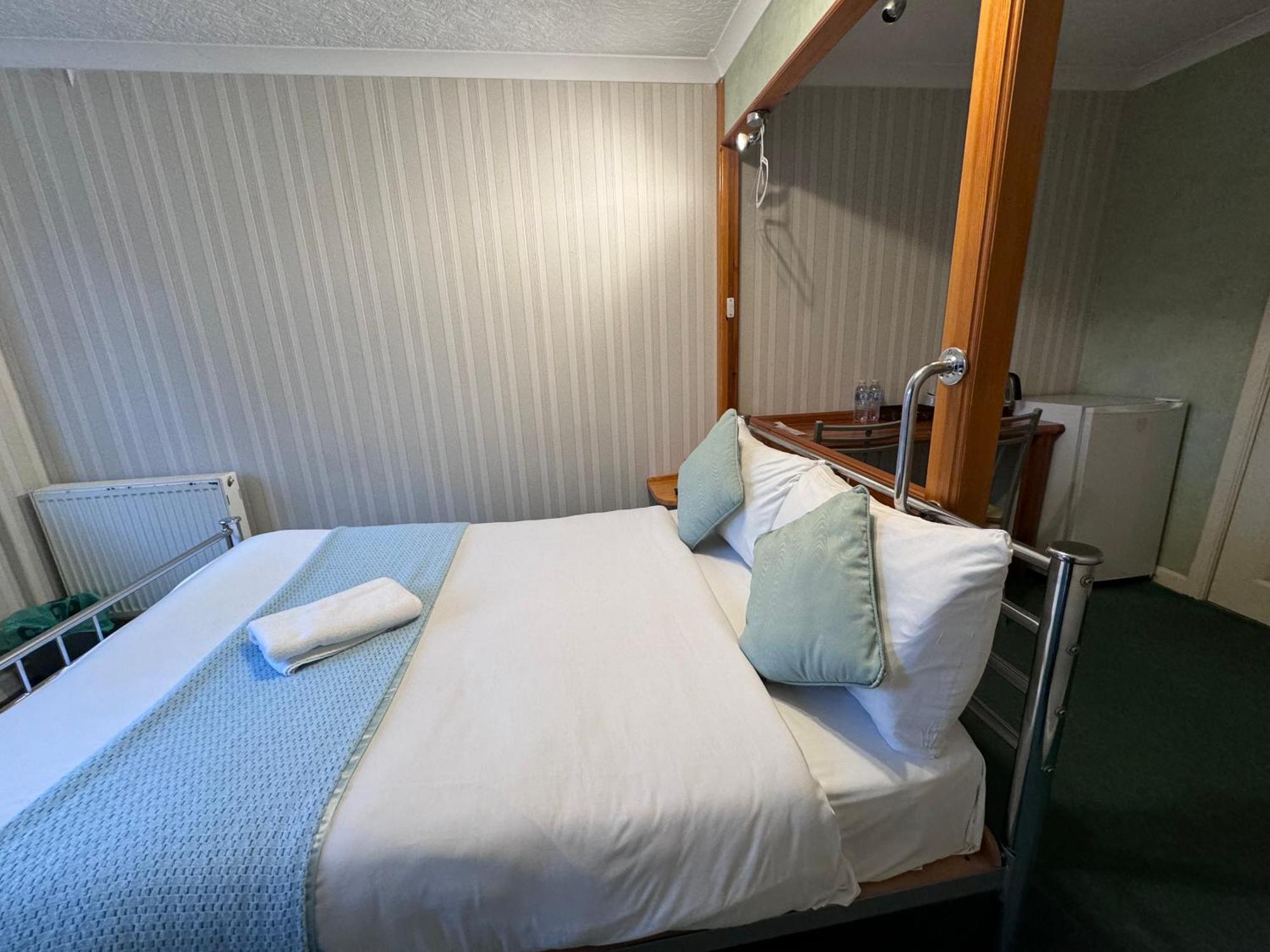 All Seasons Gatwick Guest House & Parking Horley Buitenkant foto