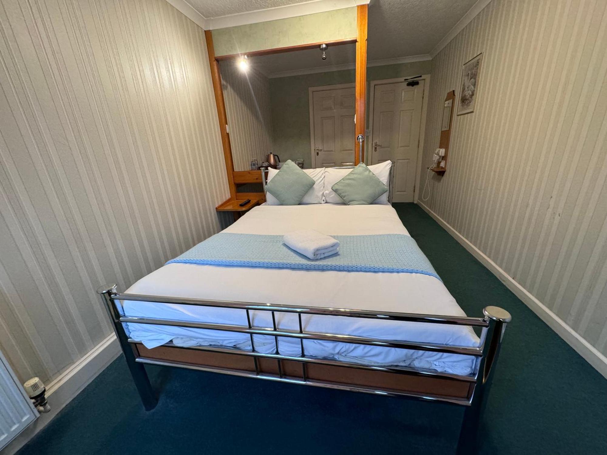 All Seasons Gatwick Guest House & Parking Horley Buitenkant foto