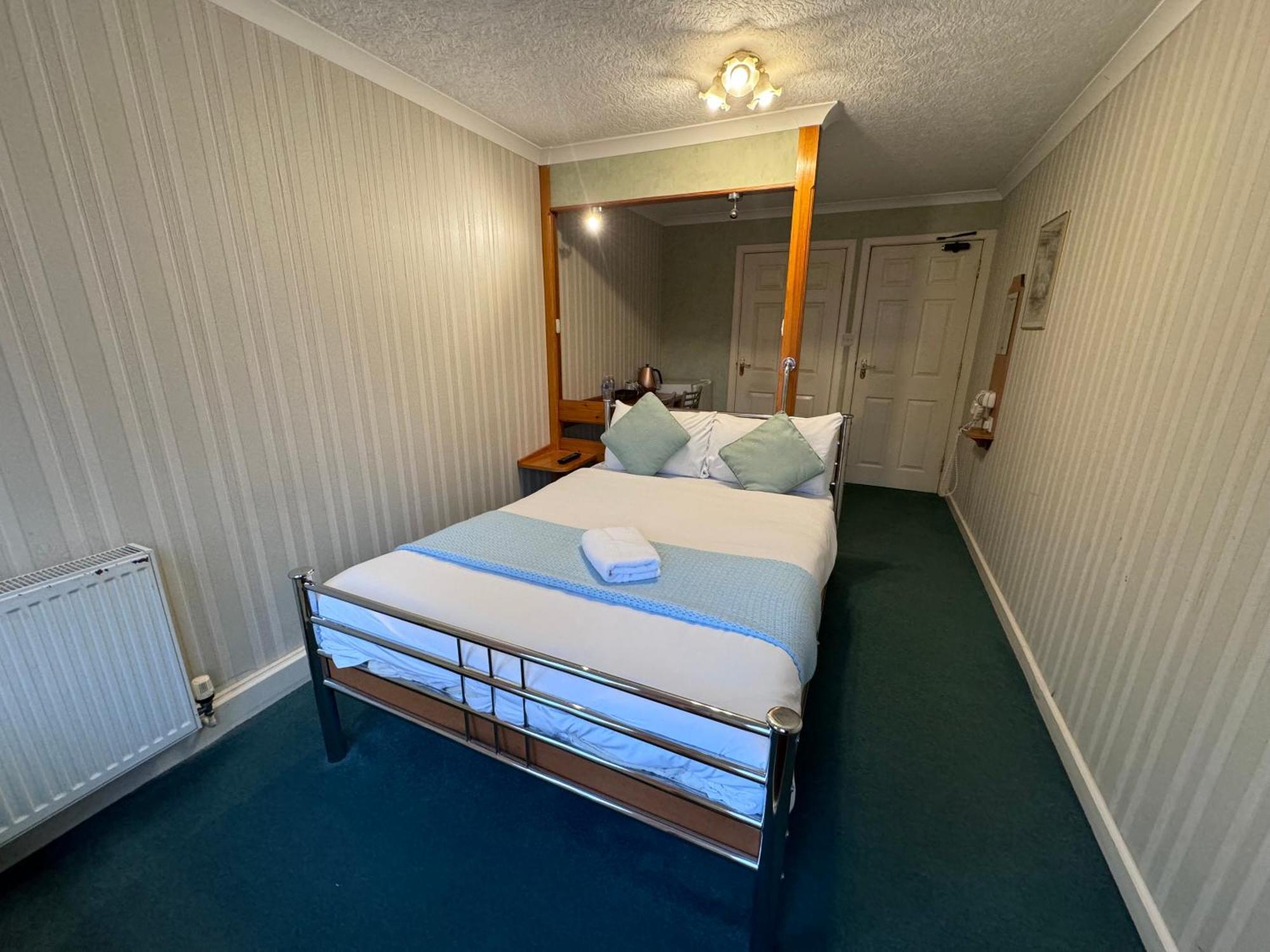 All Seasons Gatwick Guest House & Parking Horley Buitenkant foto