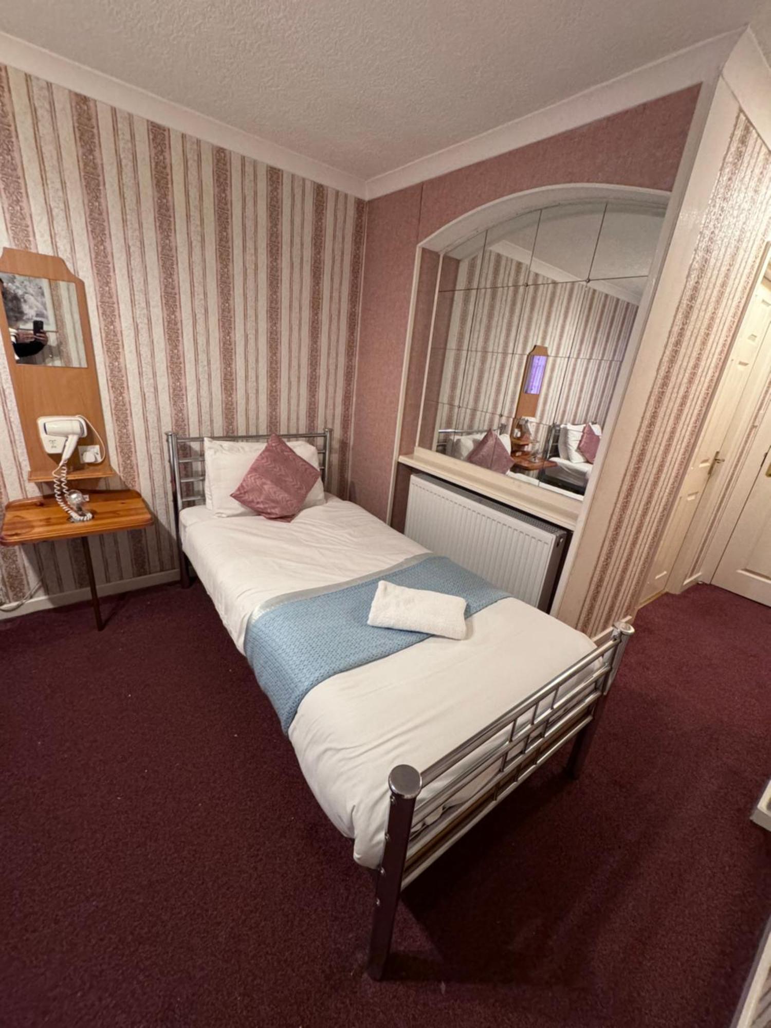 All Seasons Gatwick Guest House & Parking Horley Buitenkant foto