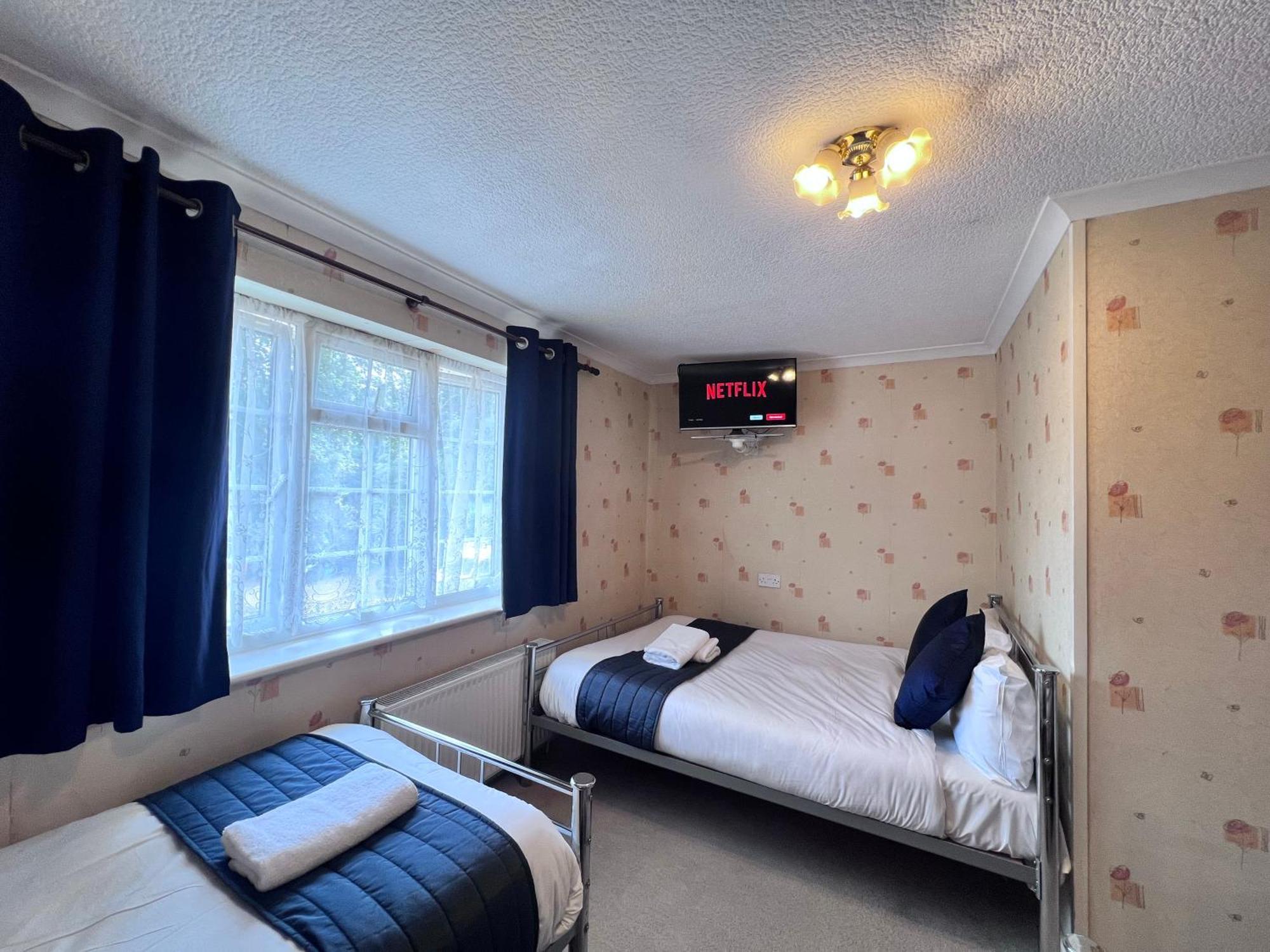 All Seasons Gatwick Guest House & Parking Horley Buitenkant foto