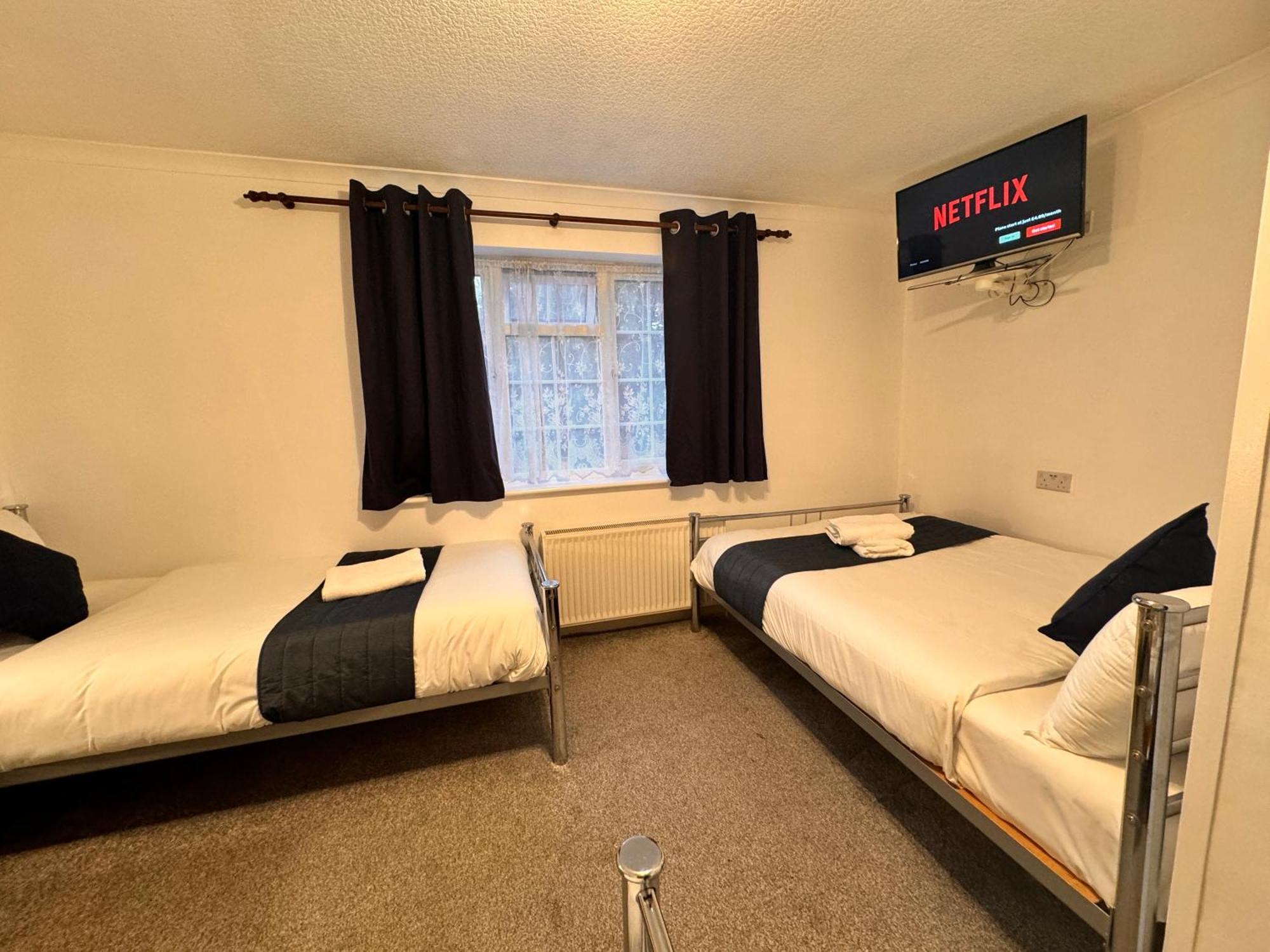 All Seasons Gatwick Guest House & Parking Horley Buitenkant foto