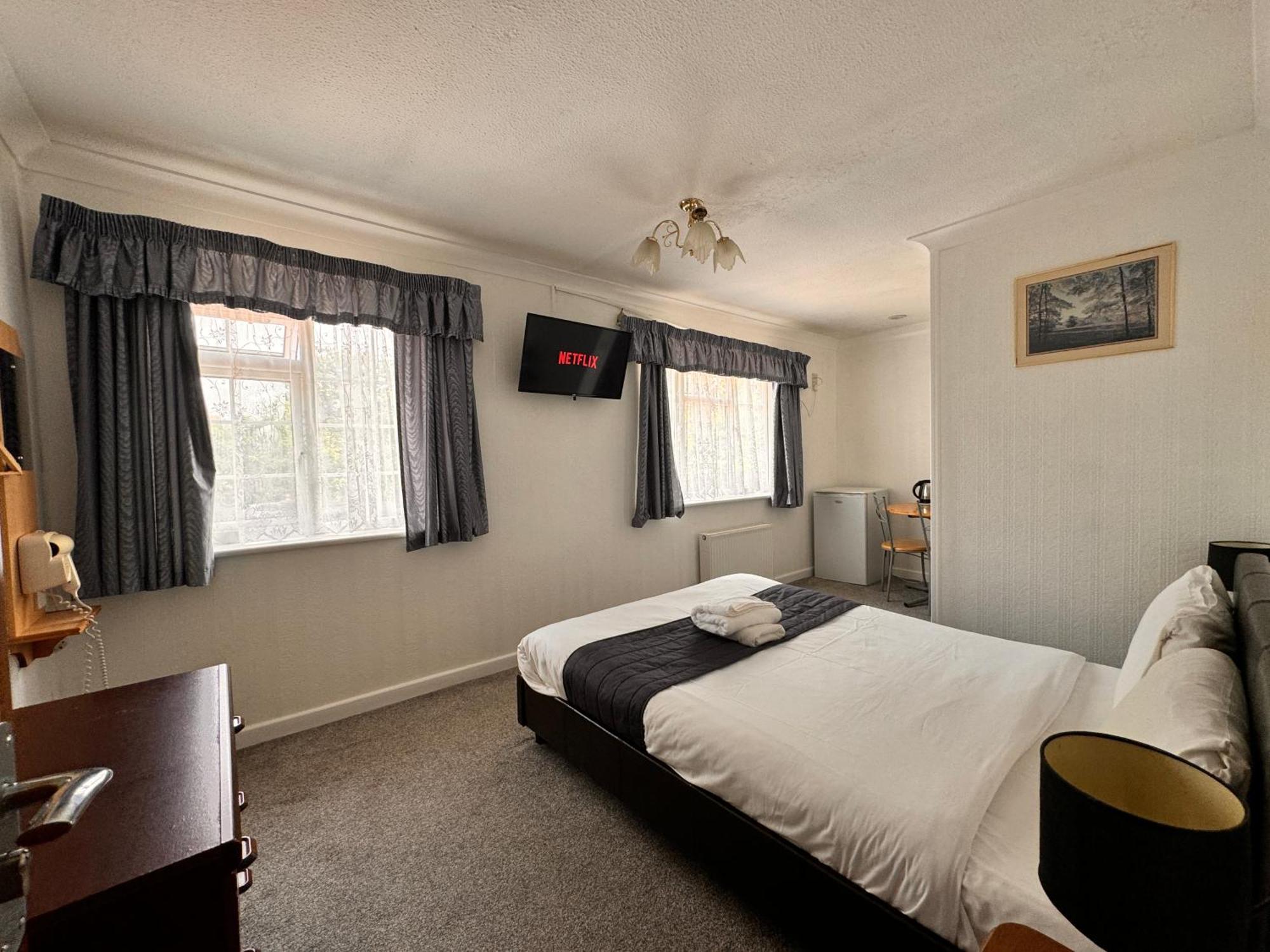 All Seasons Gatwick Guest House & Parking Horley Buitenkant foto