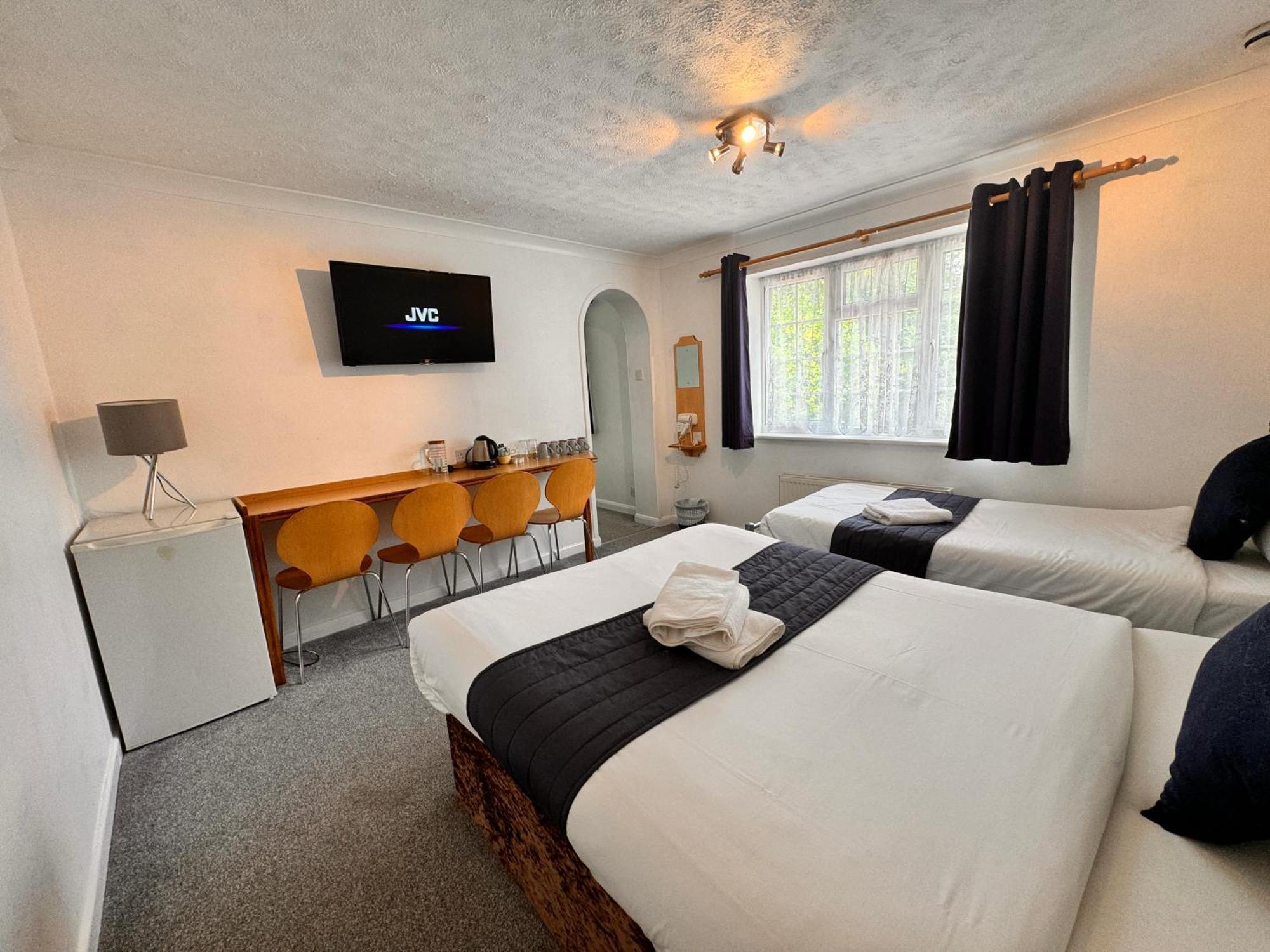 All Seasons Gatwick Guest House & Parking Horley Buitenkant foto
