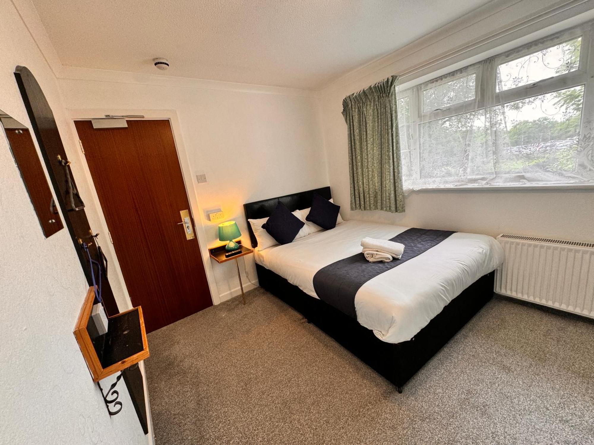 All Seasons Gatwick Guest House & Parking Horley Buitenkant foto