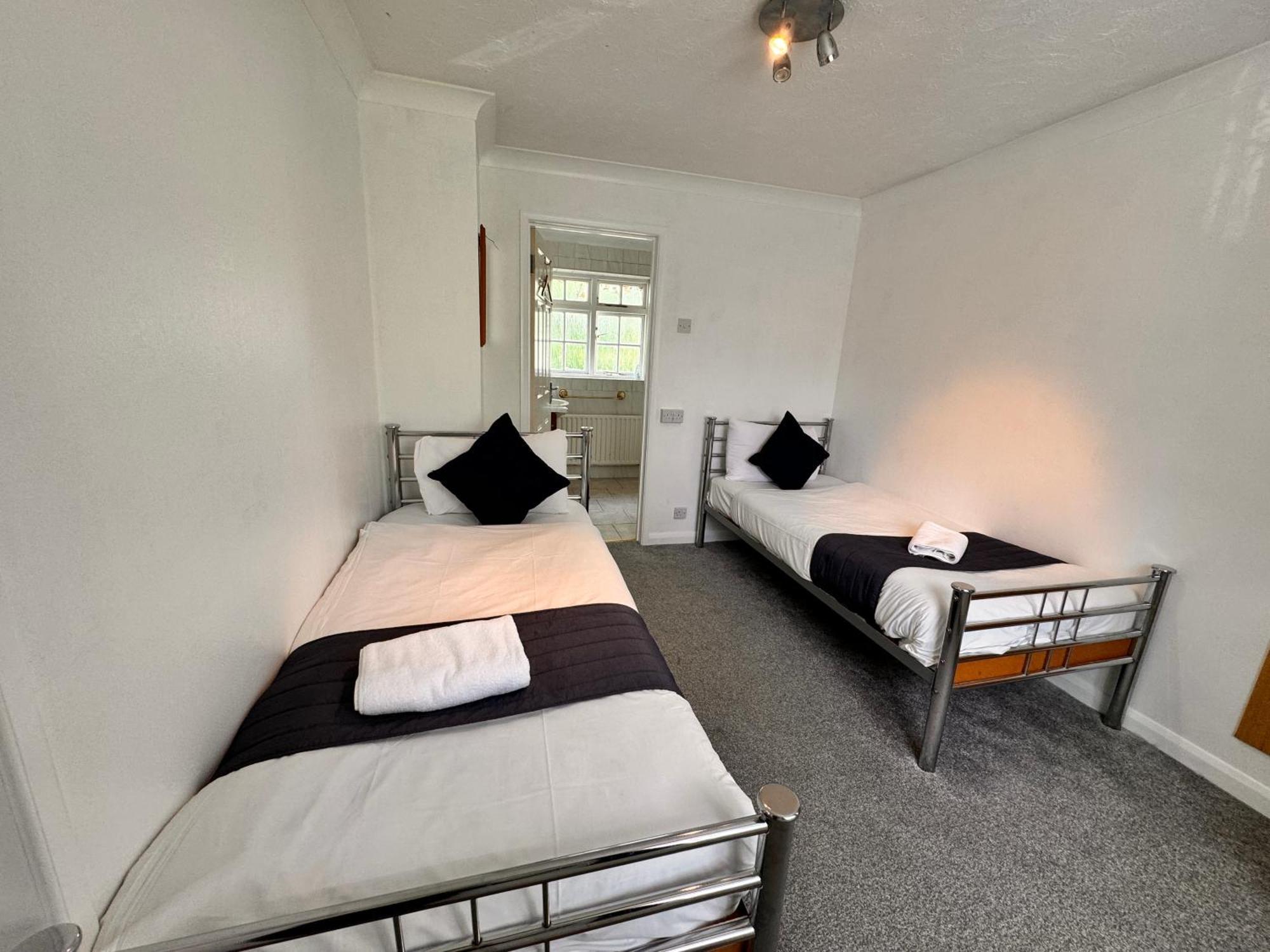 All Seasons Gatwick Guest House & Parking Horley Buitenkant foto