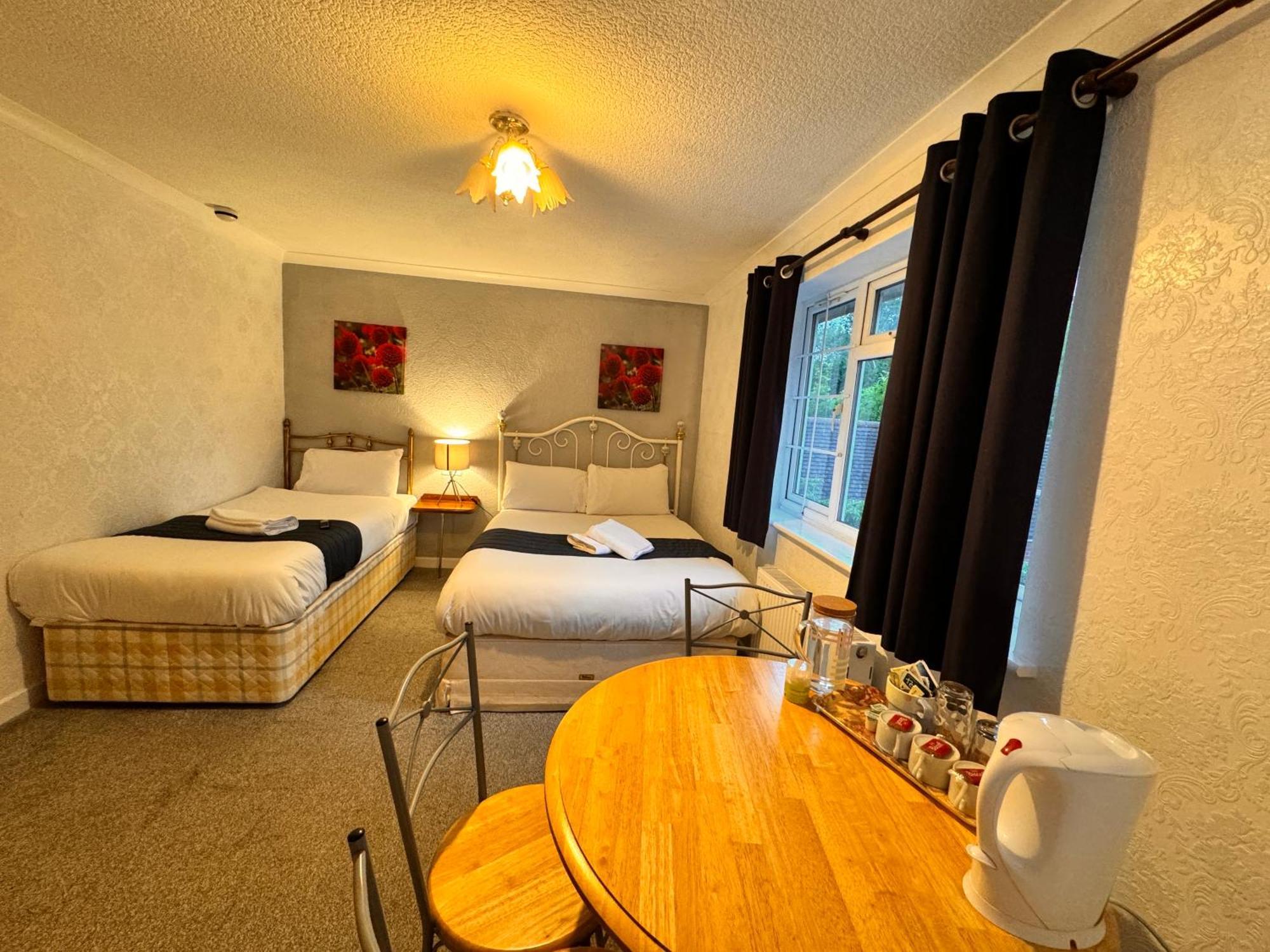 All Seasons Gatwick Guest House & Parking Horley Buitenkant foto