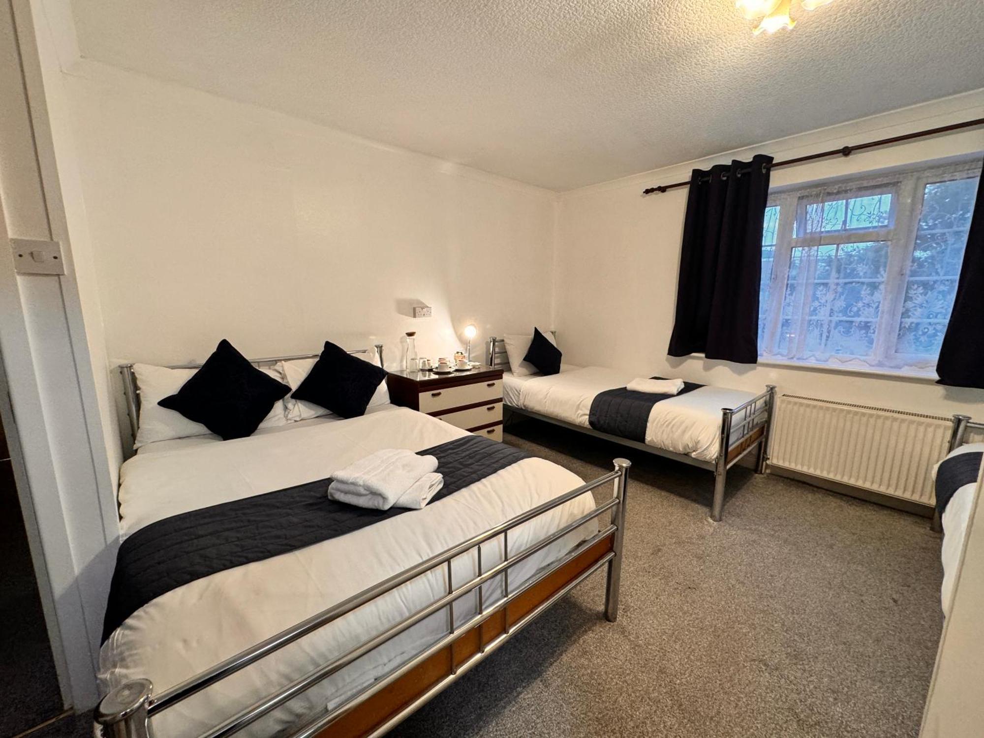 All Seasons Gatwick Guest House & Parking Horley Buitenkant foto