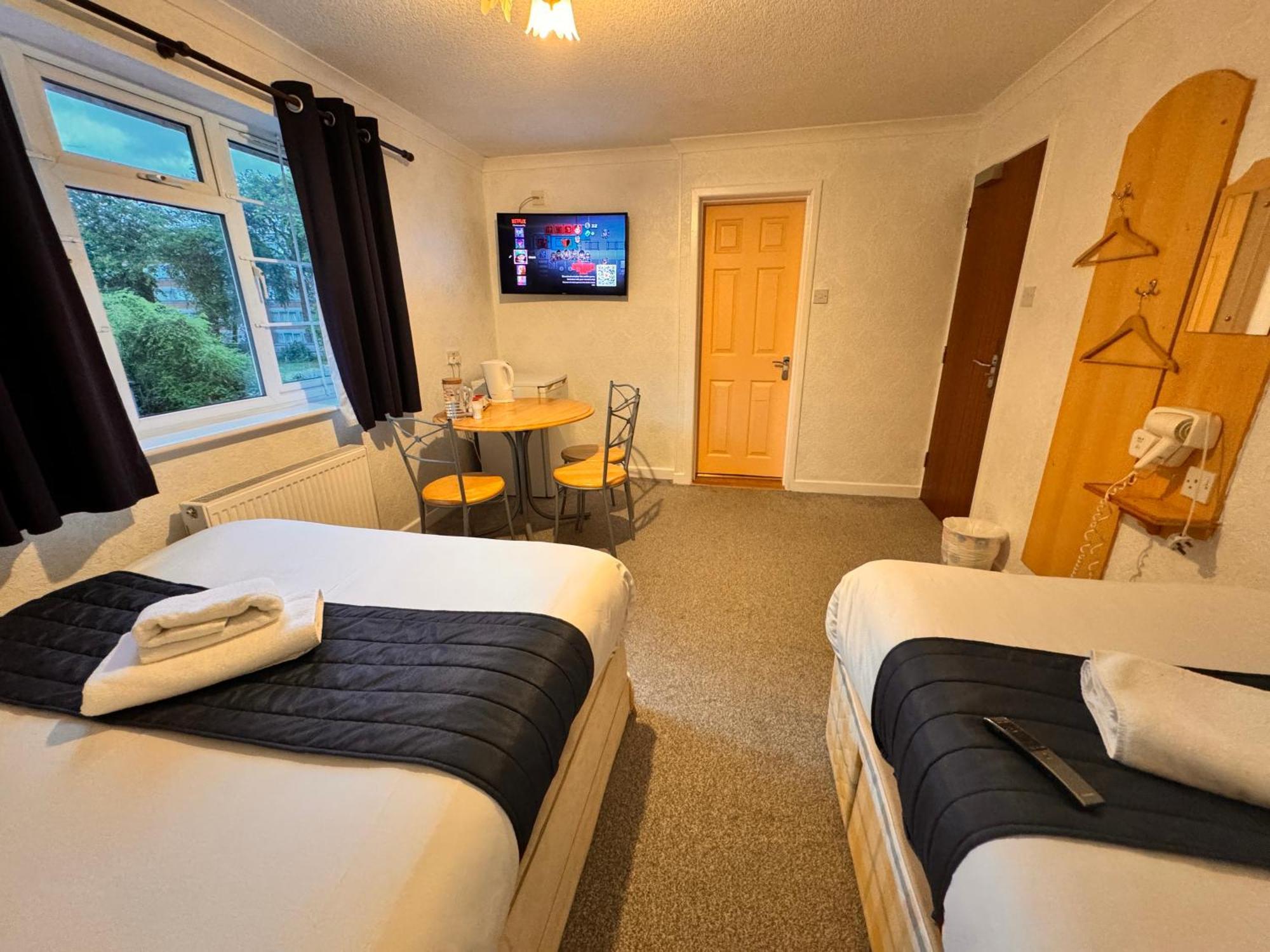 All Seasons Gatwick Guest House & Parking Horley Buitenkant foto