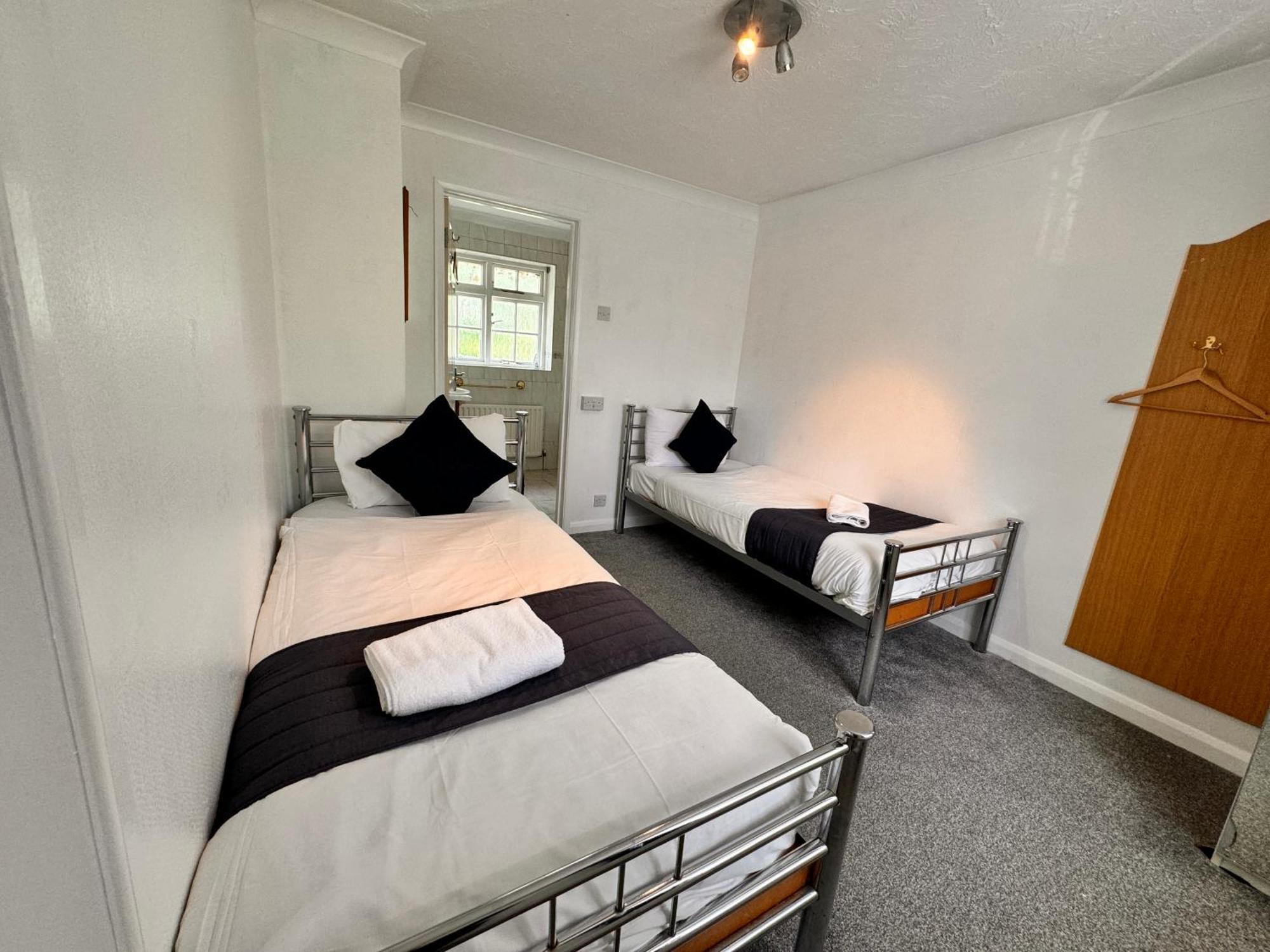 All Seasons Gatwick Guest House & Parking Horley Buitenkant foto