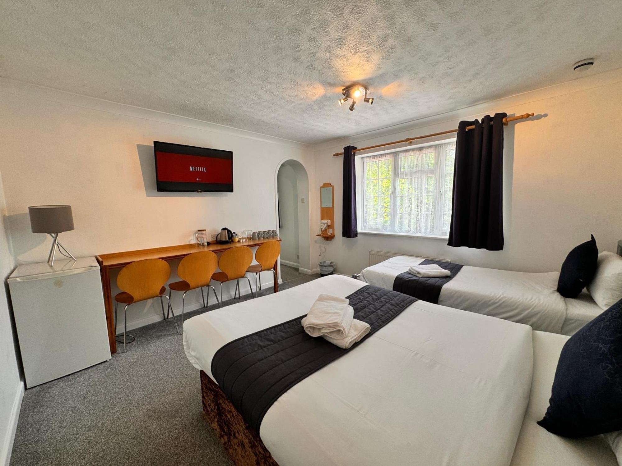 All Seasons Gatwick Guest House & Parking Horley Buitenkant foto