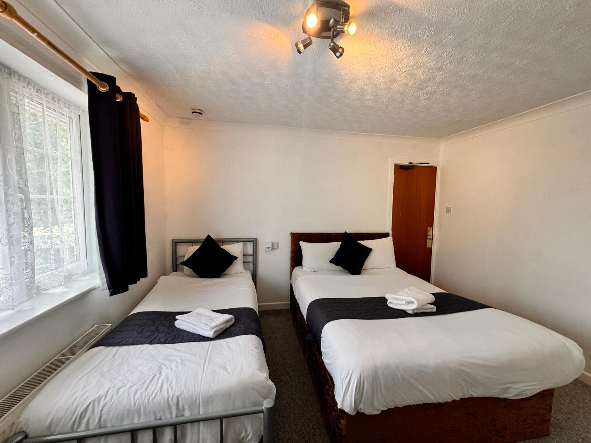 All Seasons Gatwick Guest House & Parking Horley Buitenkant foto